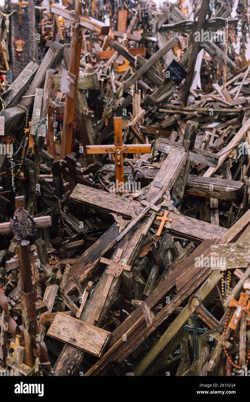 Diverse croci di legno giacciono a terra. Concetto di fede, religione, morte, sacrificio e disperazione. Foto Stock