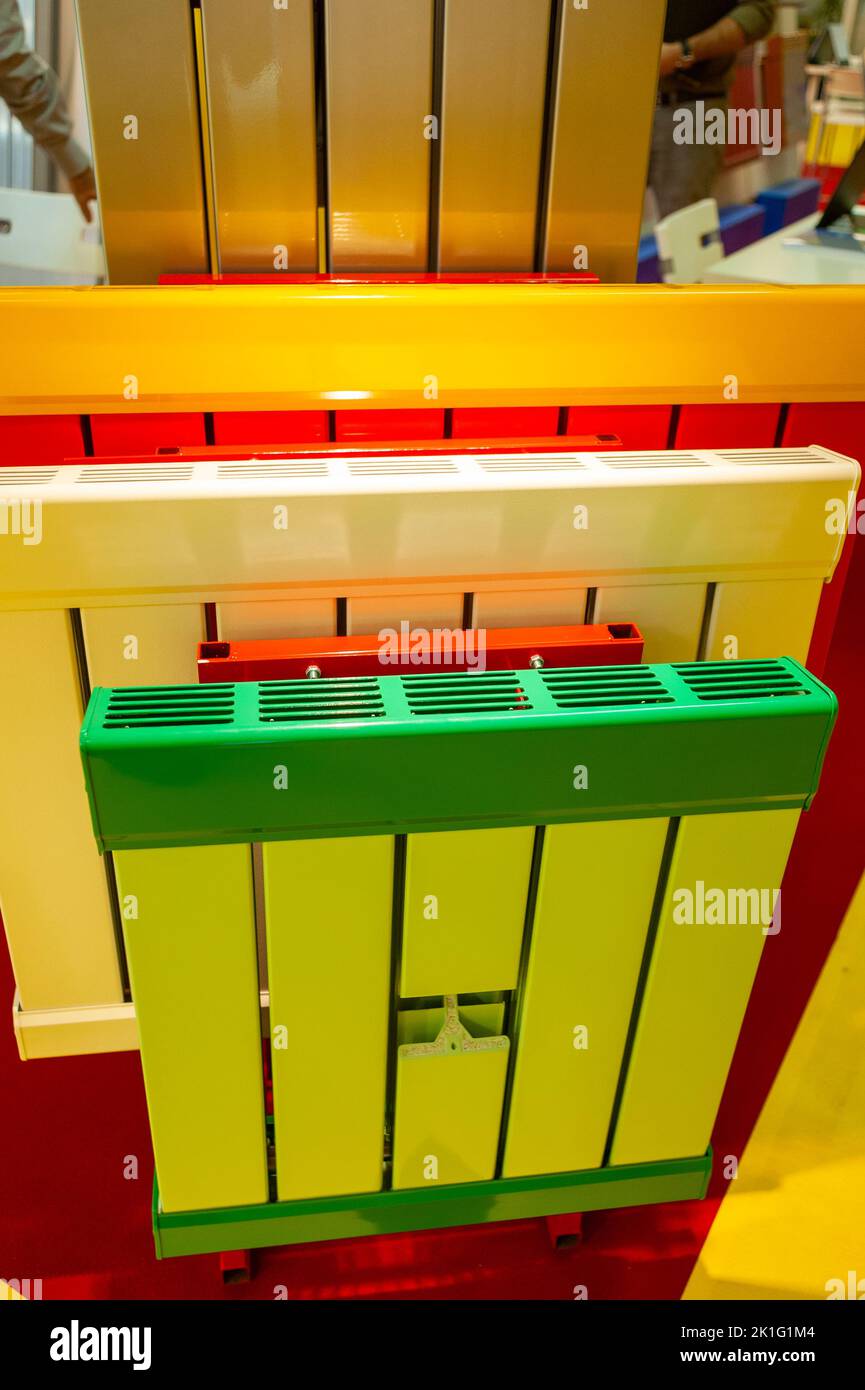 Parigi, Francia, dettaglio radiatori elettrici colorati in esposizione in  Fiera, riscaldamento domestico, ecologico Foto stock - Alamy