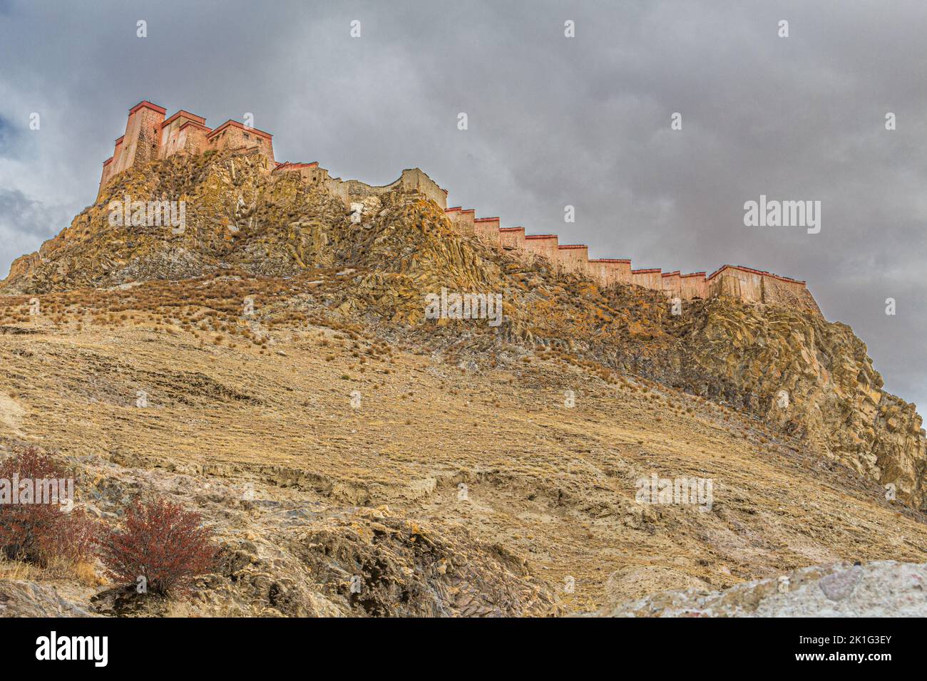 Fortezza di Gyantse Dzong su un enorme sperone di roccia. La fortezza fu costruita nel 1390 e custodiva gli approcci alla Valle di Tsangpo e a Lhasa Foto Stock