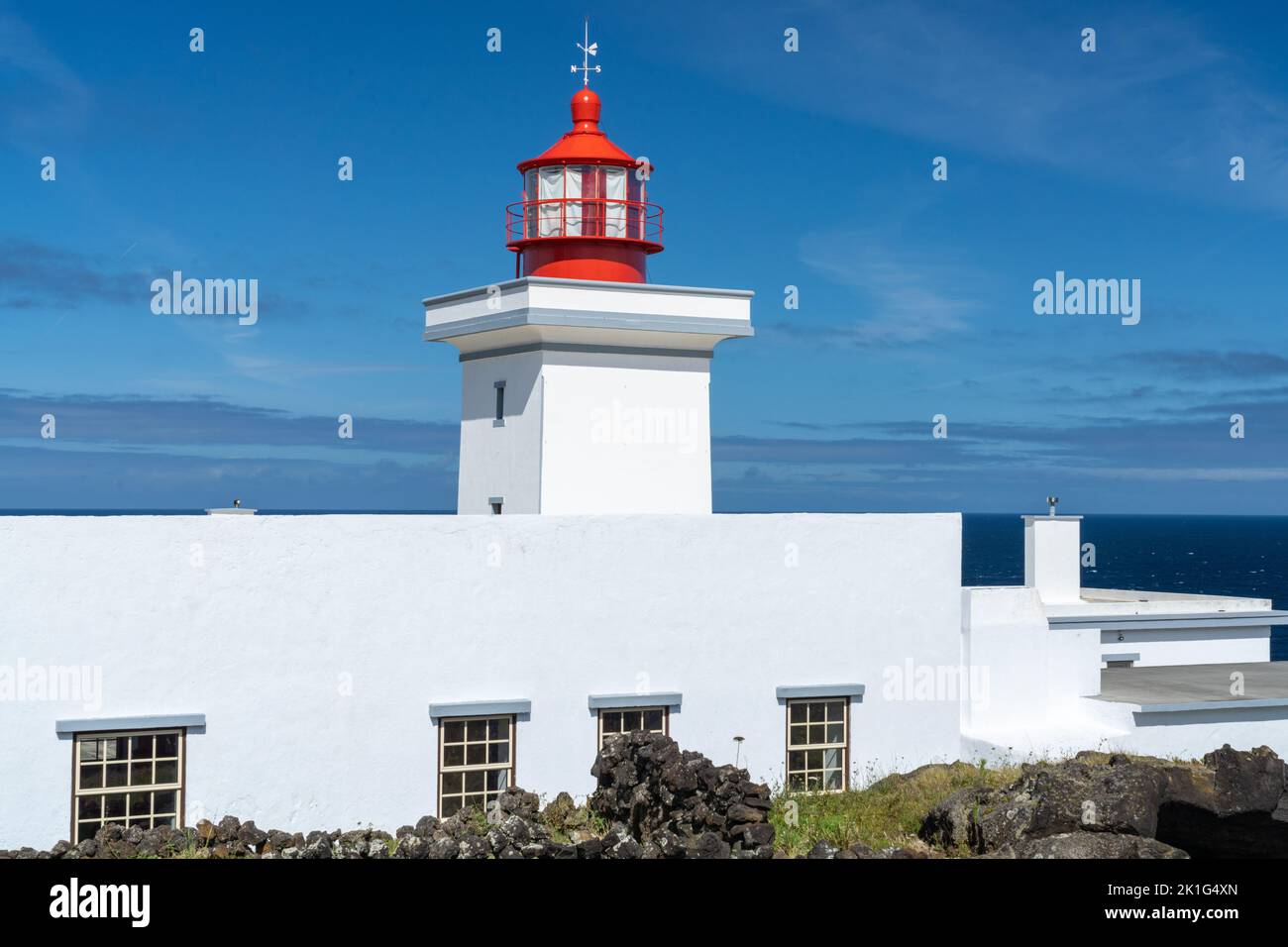 Il faro di Ponta das Contendas sull'isola di Terceira, Azzorre, Portogallo. Foto Stock