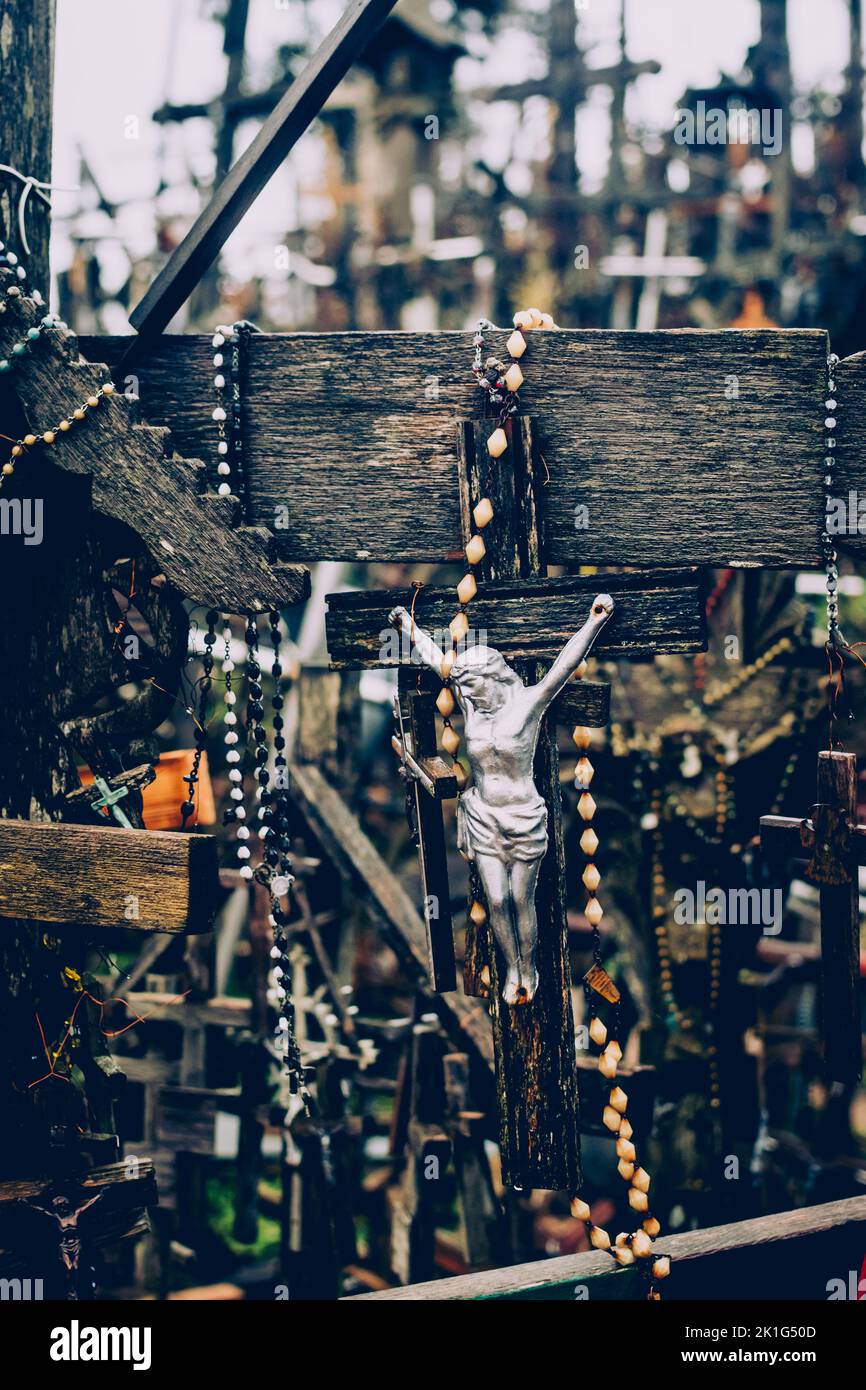 Antichi crocifissi ligneo sulla collina delle Croci Foto Stock
