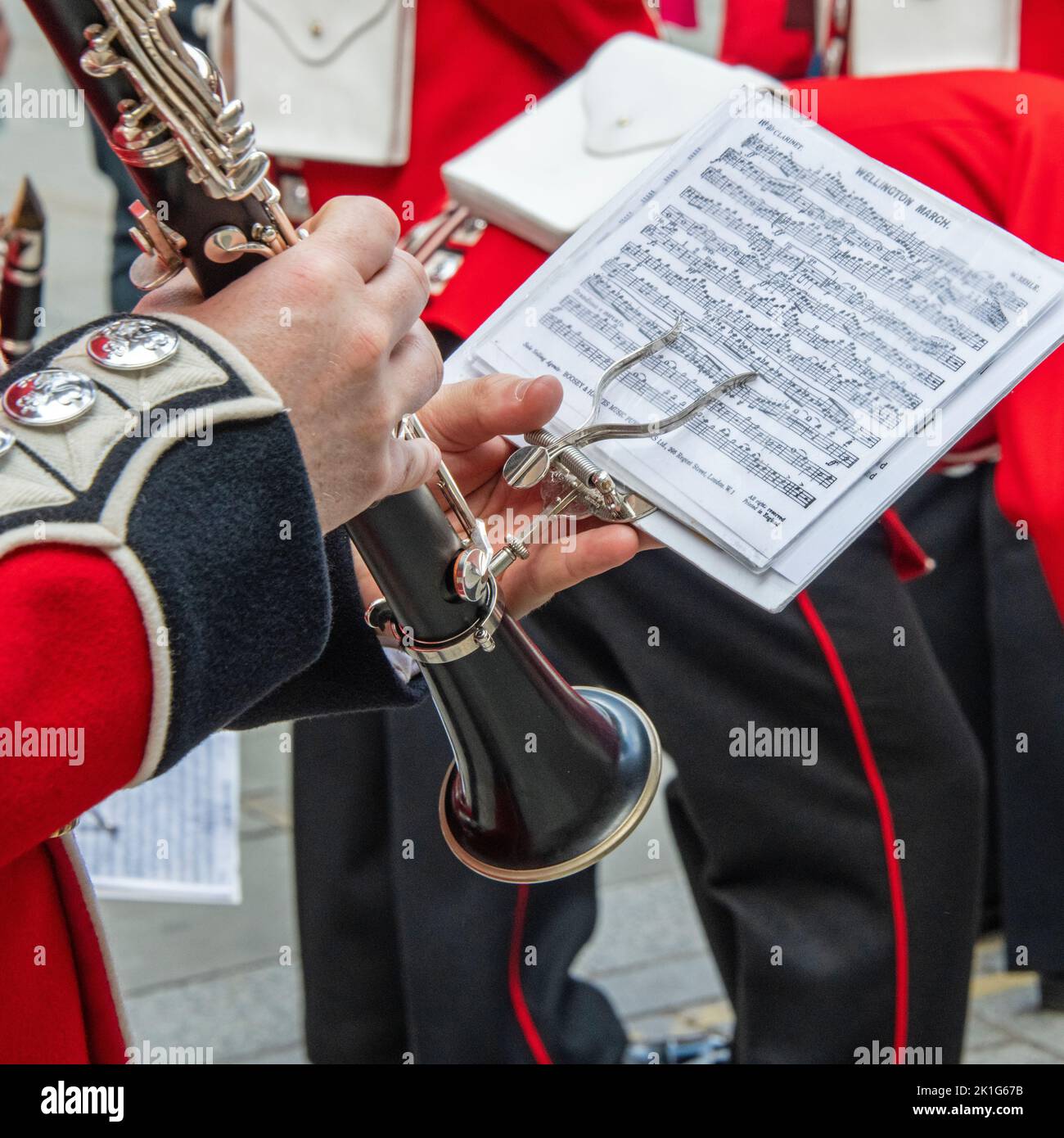 Dettaglio delle guardie pedane di King che suonano musica con un clarinetto, leggendo le note musicali Foto Stock