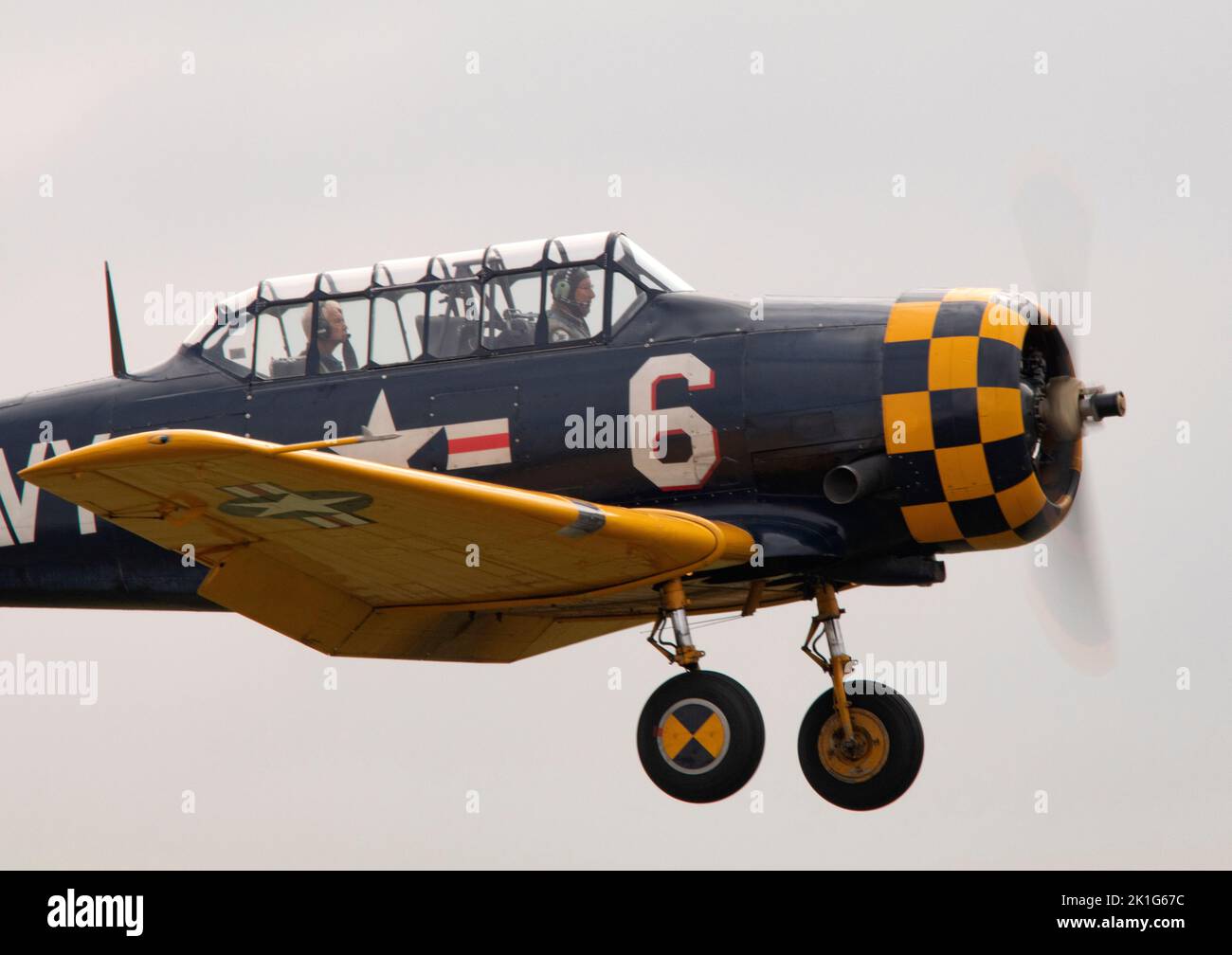 Harvard T6 atterrando dopo che è esposizione di volo alla IWM Duxford Battle of Britain Airshow 10th settembre 2022 Foto Stock