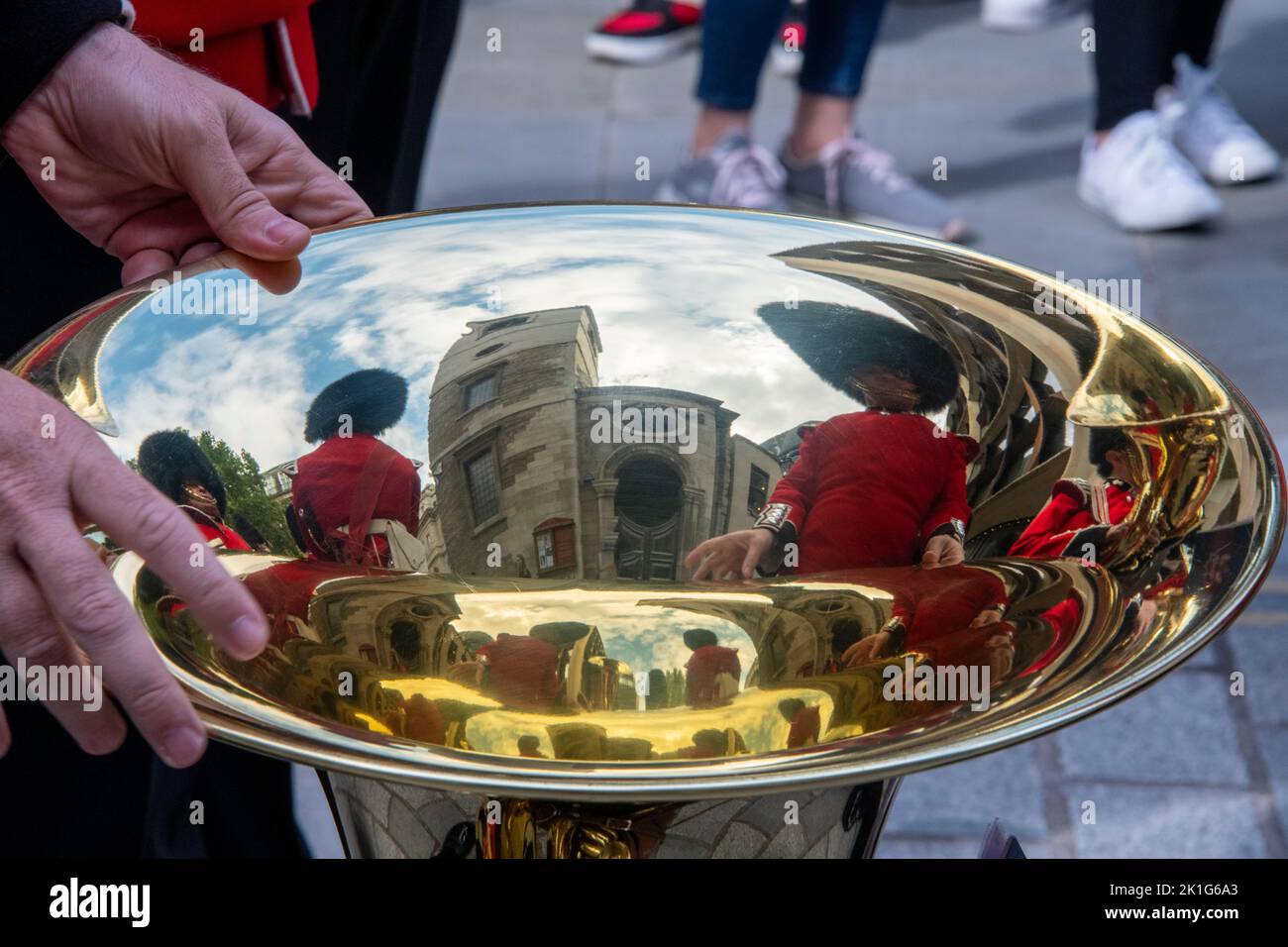 Guardie del re britannico in uniforme rossa con trombe, suonando musica Foto Stock