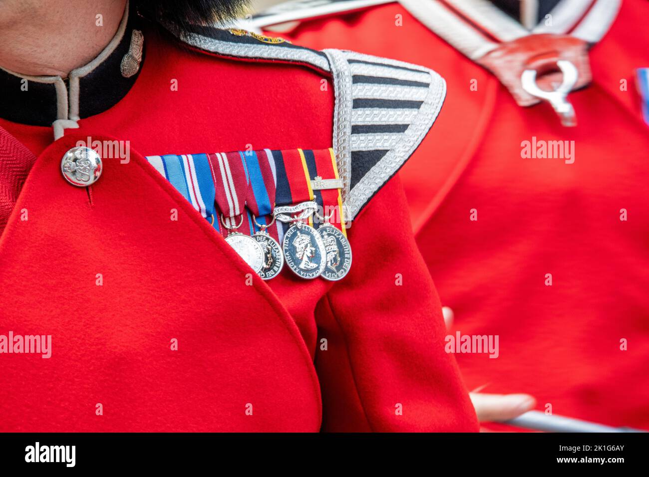 Dettaglio dell'uniforme della guardia del piede dell'onore con decorazioni in Inghilterra Foto Stock