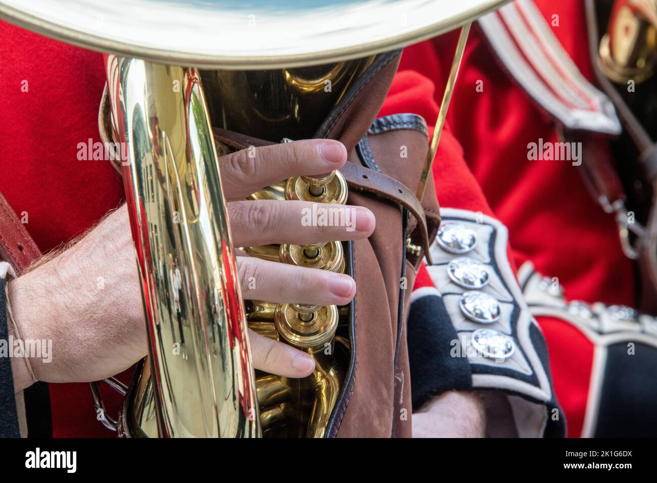 Guardie del re britannico in uniforme rossa con trombe, suonando musica Foto Stock