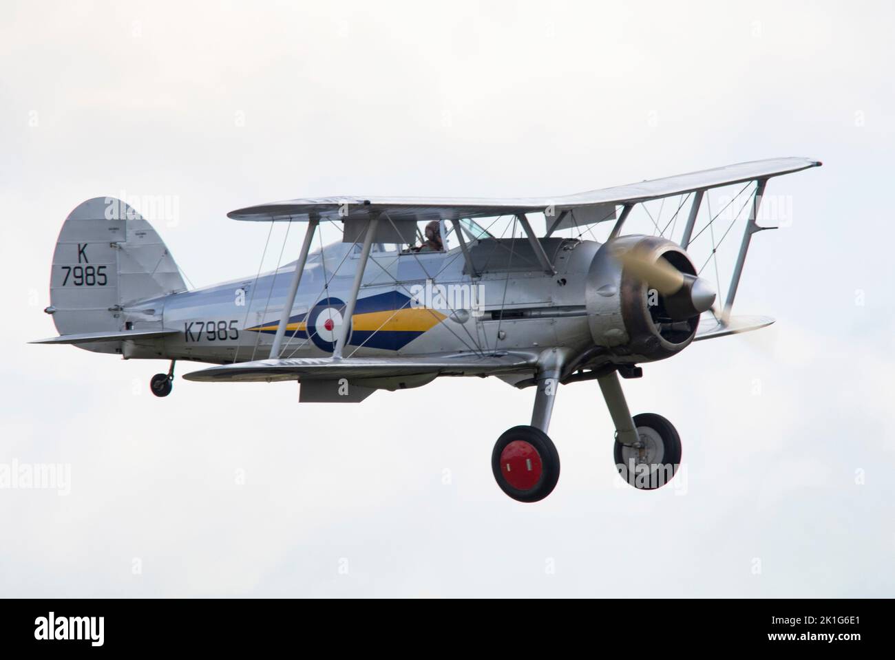 K7985, Gloster Gladiator Mk1 atterrando al crepuscolo, dopo che è volo di piacere alla IWM Duxford Battle of Britain Airshow 10th settembre 2022 Foto Stock