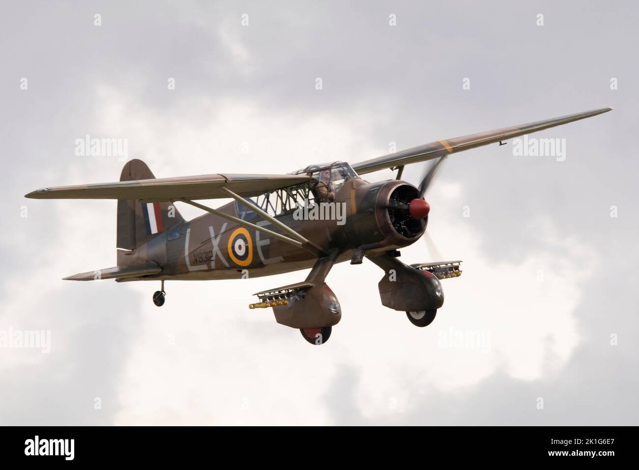 Westland Lysander Mk.III V9312 (G-CCOM)) atterrando al crepuscolo, dopo che è esposizione di volo all'IWM Duxford Battle of Britain Airshow 10th settembre 2022 Foto Stock