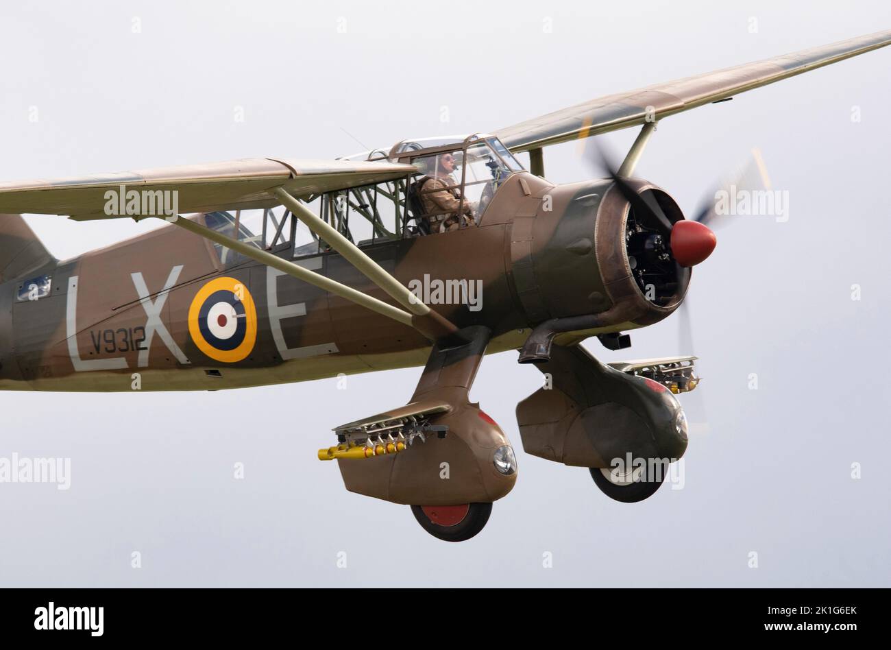 Westland Lysander Mk.III V9312 (G-CCOM)) atterrando al crepuscolo, dopo che è esposizione di volo all'IWM Duxford Battle of Britain Airshow 10th settembre 2022 Foto Stock