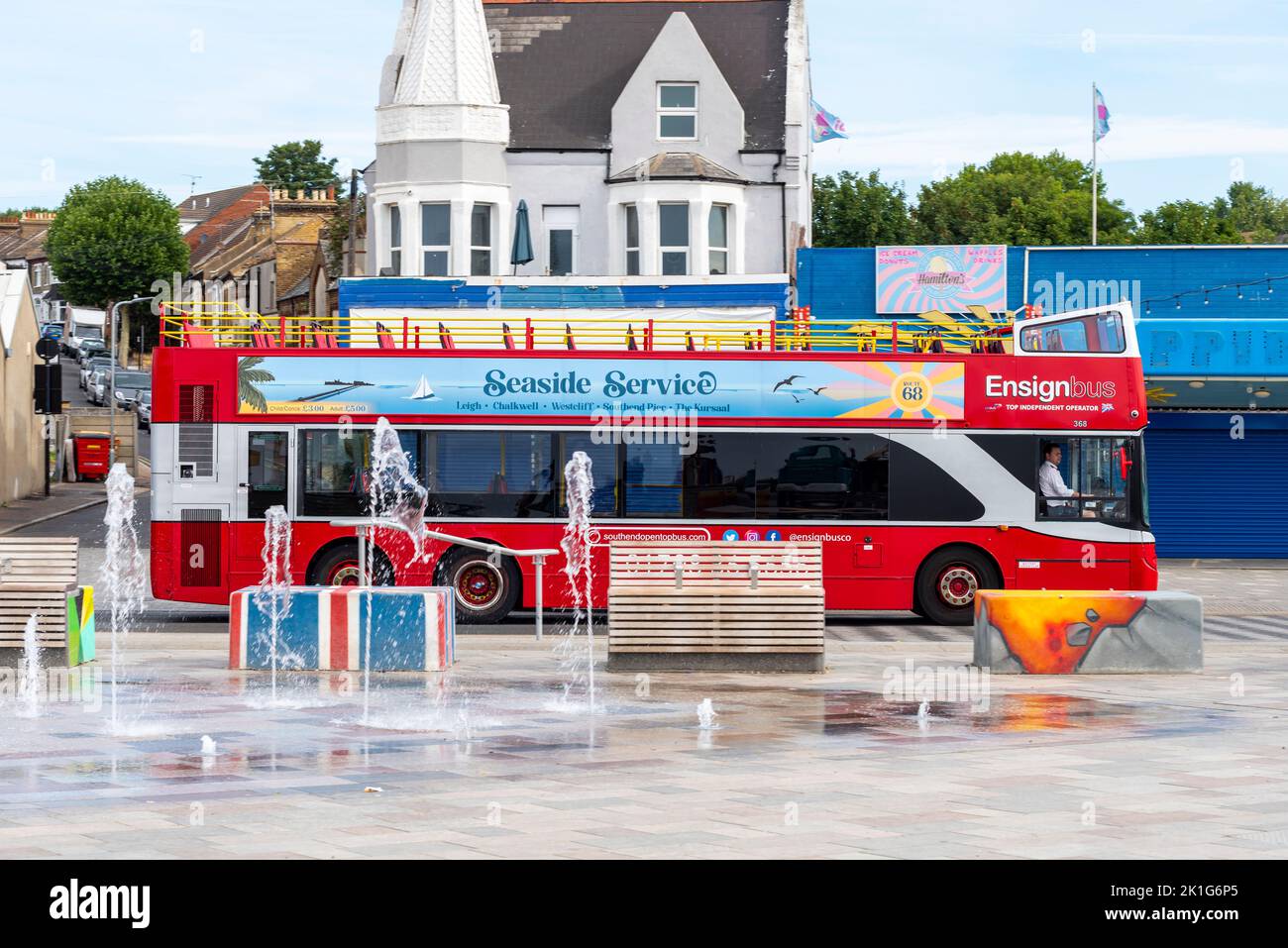 EnsignBus servizio di autobus scoperto a Southend on Sea, Essex, Regno Unito. Seaside Service Route 68, oltre la fontana sulla Marine Parade. Attrazione sul lungomare Foto Stock