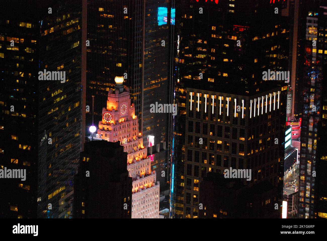 Una splendida vista aerea del Paramount Building in Times Square a NYC con luci luminose di notte Foto Stock