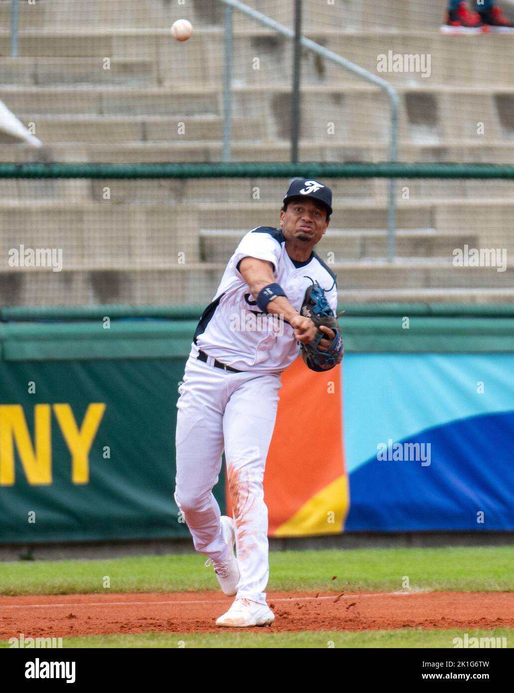 Regensburg, Baviera, Germania. 18th Set, 2022. Il terzo baseman francese YEIXON RUIZ (2) si lancia al primo posto nella qualificazione World Baseball Classic contro la Repubblica Ceca nella Armin Wolf Baseball Arena di Ratisbona, Germania. (Credit Image: © Kai Dambach/ZUMA Press Wire) Foto Stock