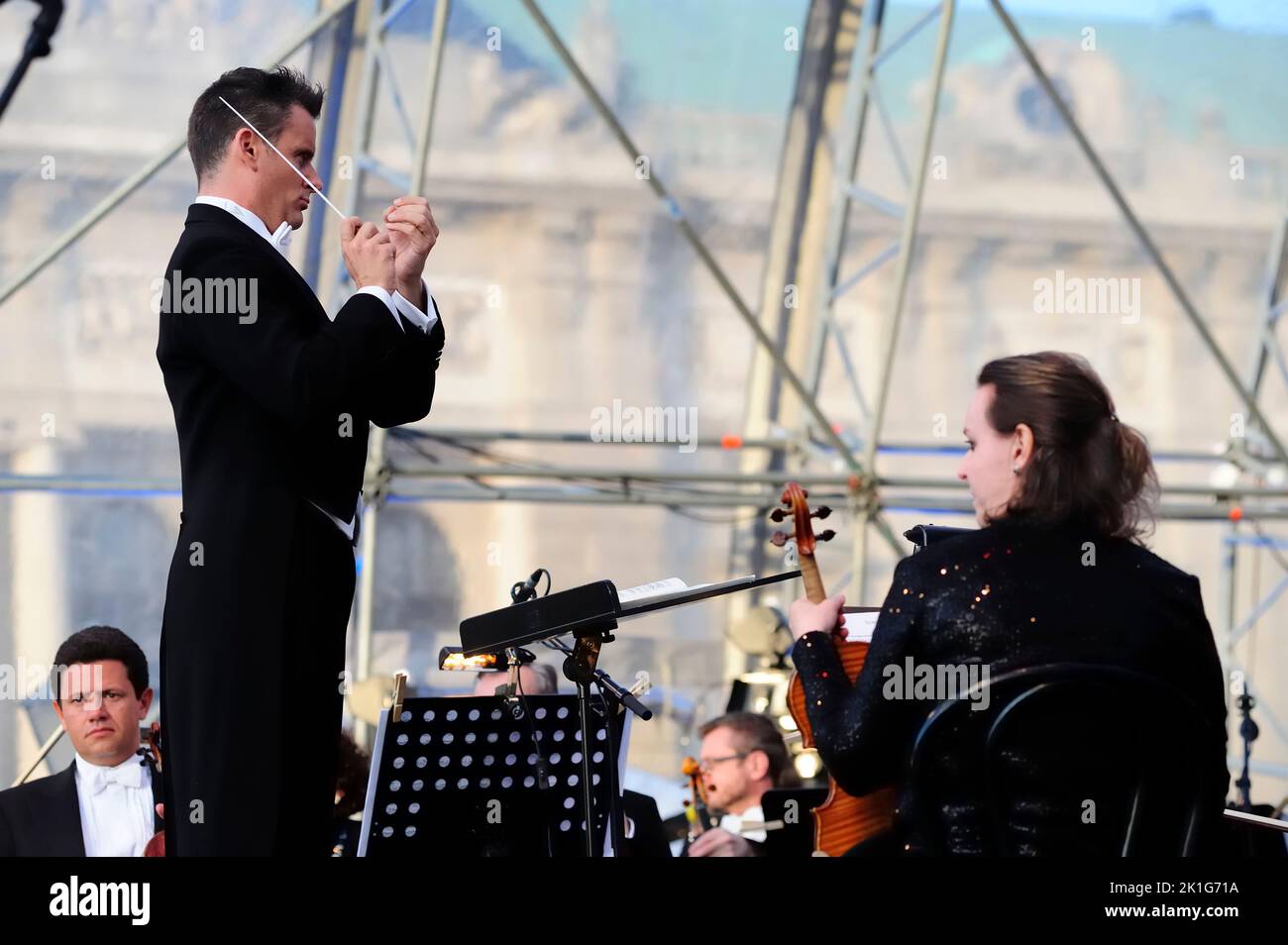 Vienna, Austria. 08 maggio 2015. Philippe Jordan dirige l'Orchestra Sinfonica di Vienna Foto Stock