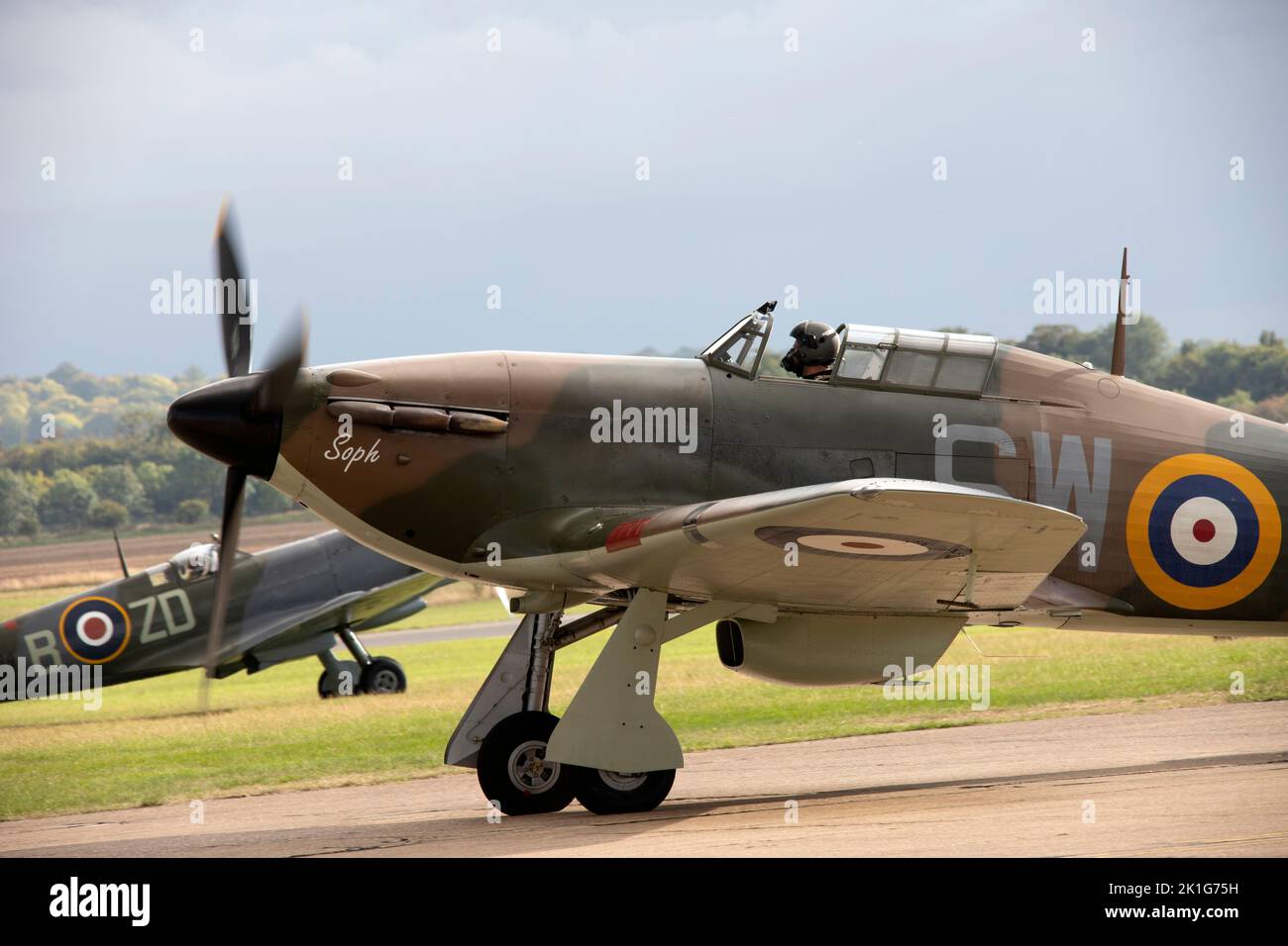 Il Supermarine Spitfire e Hurricanes decollo per formare la grande mostra di volo ala al Duxford Battle of Britain Airshow di IWM 10th settembre 2022 Foto Stock