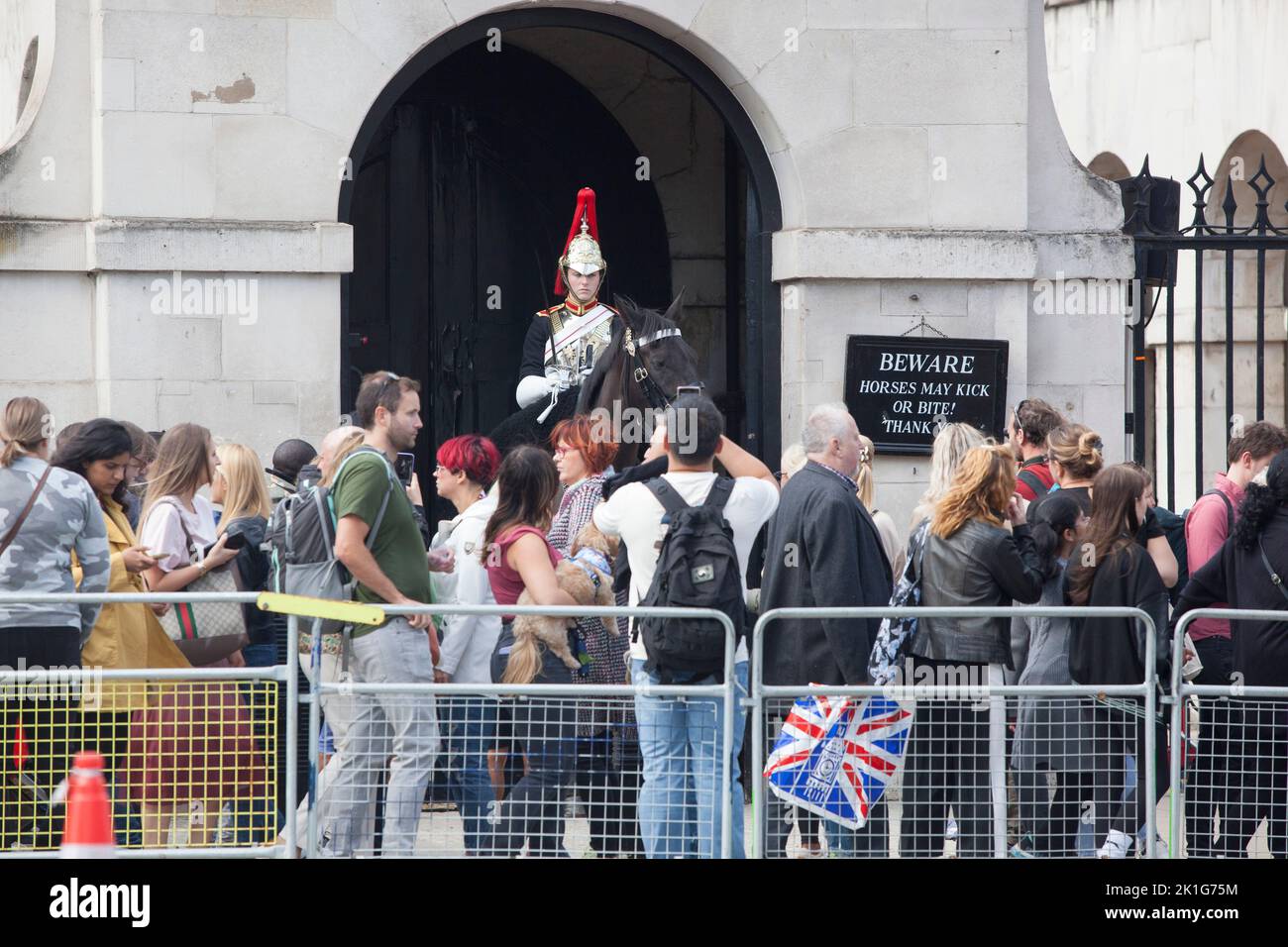 Londra, Regno Unito, 18 settembre 2022: La folla sta riempiendo le strade di Whitehall per rendere omaggio al compianto monarca Regina Elisabetta II, il cui funerale si svolge domani. Alcune persone stanno campeggiando lungo il percorso processionale che la bara prenderà dopo il servizio presso l'Abbazia di Westminster. Altri scattano foto all'ingresso della Parata delle guardie a cavallo. Anna Watson/Alamy Live News Foto Stock