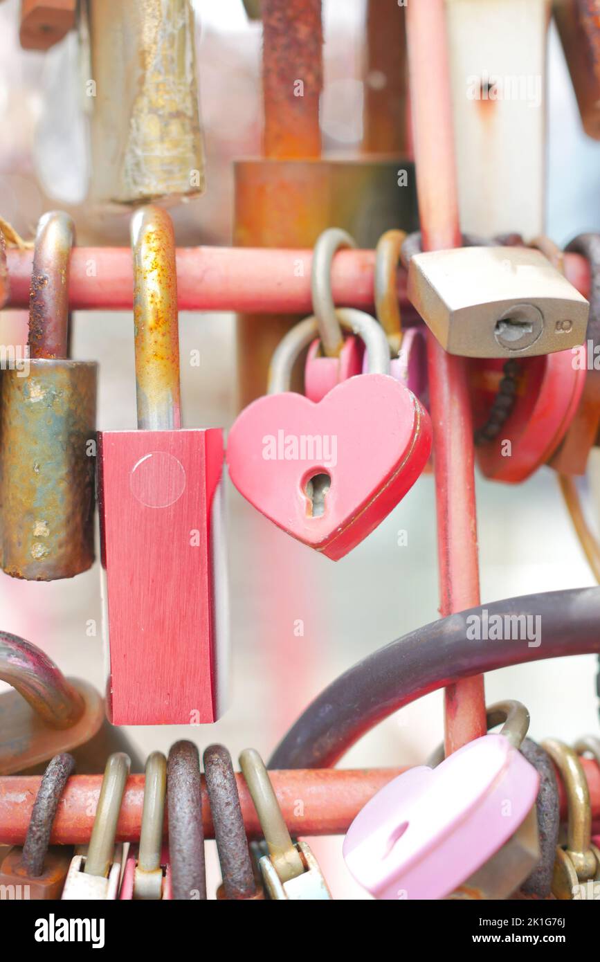 Lucchetto a forma di cuore rosa sospeso Foto Stock