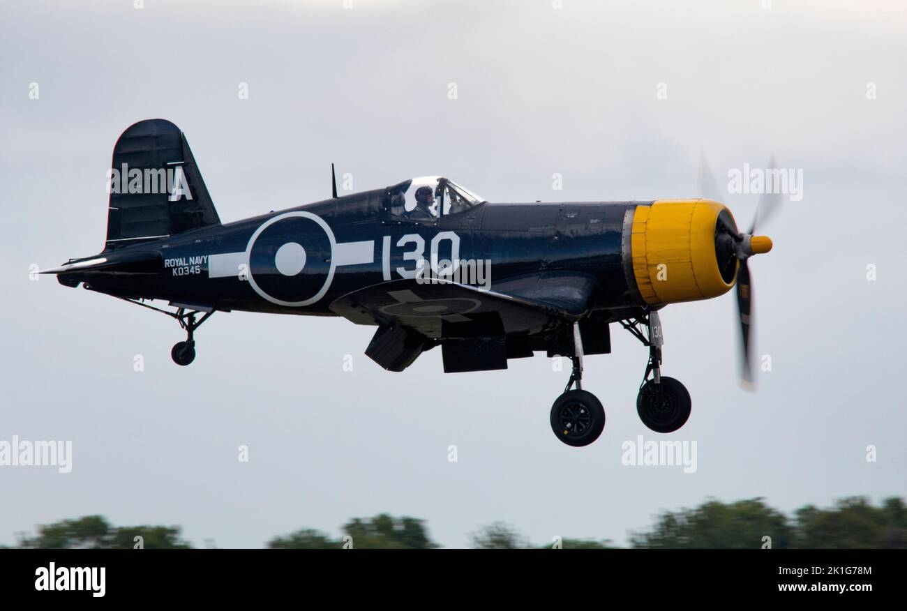 Goodyear Corsair FG-1D (G-FGID) atterrando al crepuscolo, dopo che è esposizione di volo alla IWM Duxford Battle of Britain Airshow 10th settembre 2022 Foto Stock