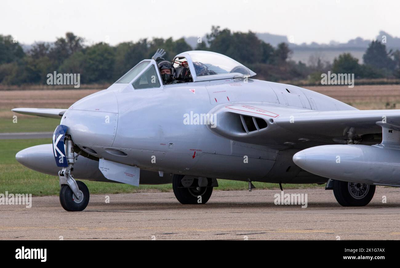 Il pilota di de Havilland Vampire FB6 se-DXS che sventola alla linea di volo dopo il suo espositore di volo alla IWM Duxford Battle of Britain Airshow 10th Septe Foto Stock