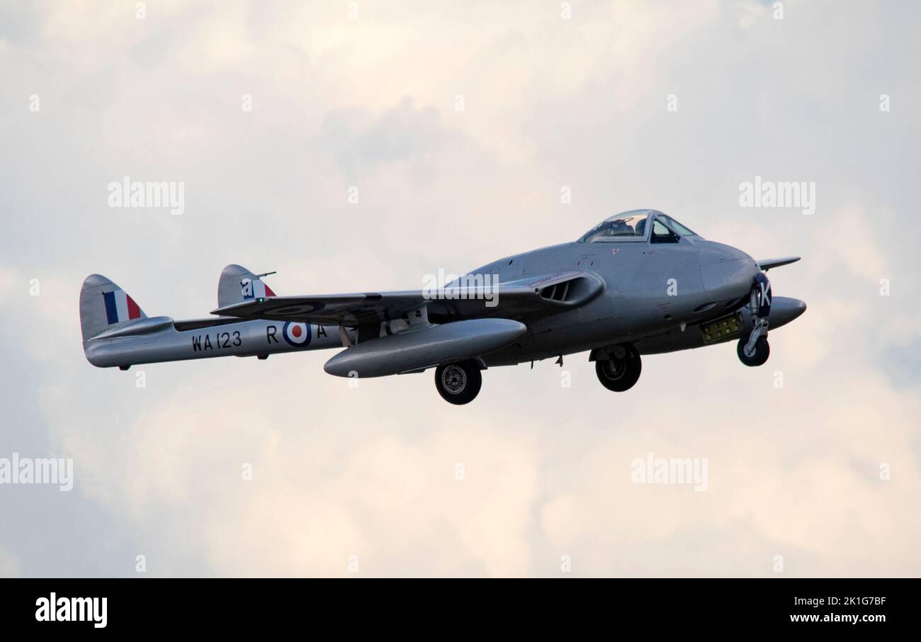 De Havilland Vampire FB6 se-DXS atterrando dopo che è esposizione di volo al Duxford Battle of Britain Airshow di IWM 10th settembre 2022 Foto Stock