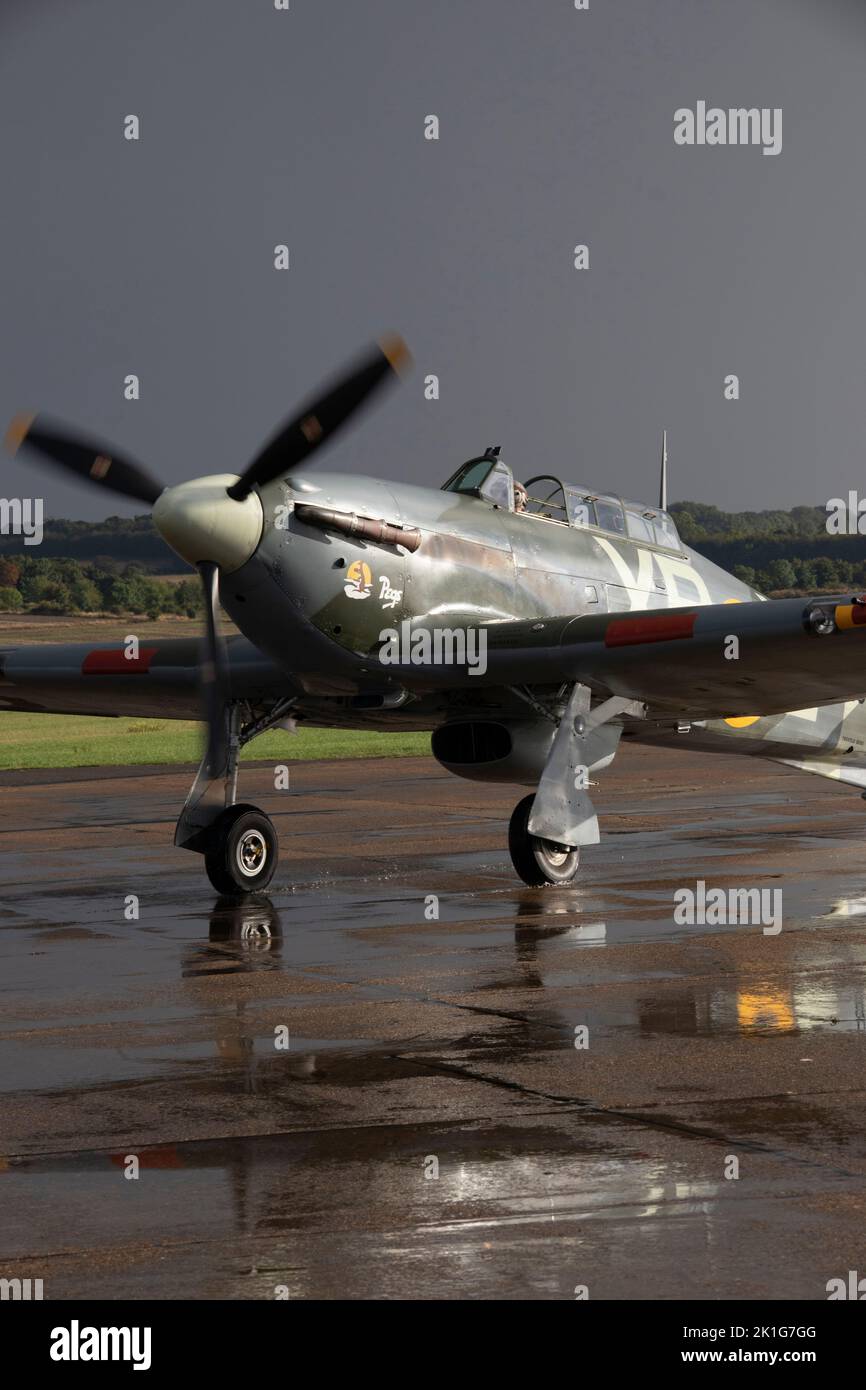 Hawker Hurricane atterrando al crepuscolo, dopo che è esposizione di volo all'IWM Duxford Battle of Britain Airshow 10th settembre 2022 Foto Stock