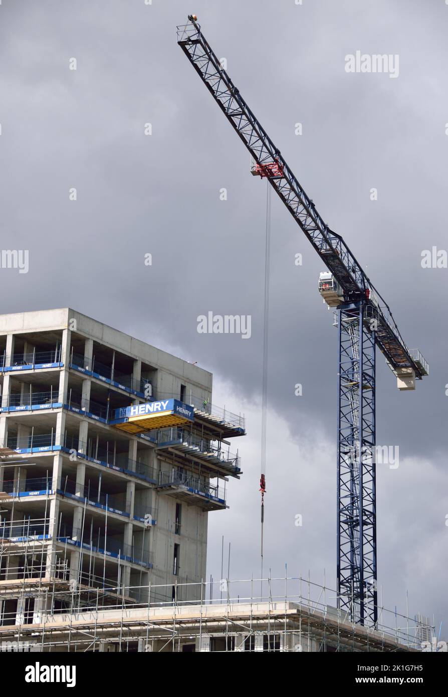 Tower Crane lavorando alla costruzione di un nuovo blocco torre per l'Hyde Housing Group a North Woolwich Foto Stock