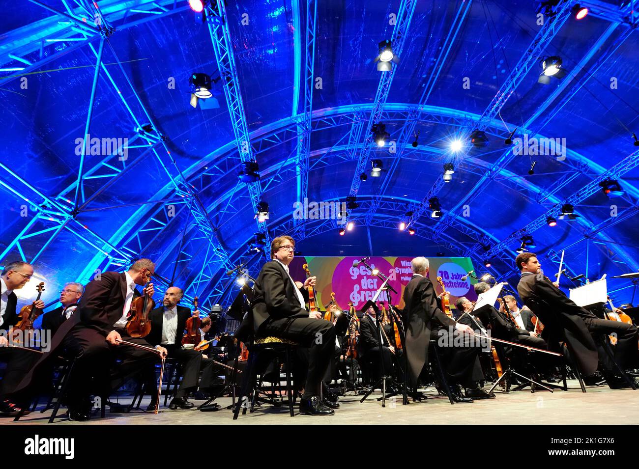 Vienna, Austria. 08 maggio 2015. L'Orchestra Sinfonica di Vienna in Piazza degli Eroi Foto Stock