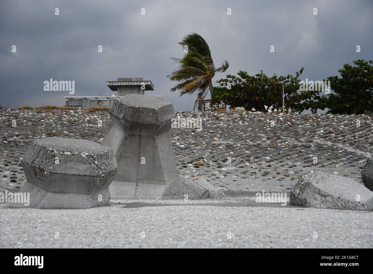 Un primo piano di falda di cemento sulla spiaggia di Xincheng Township, Hualien County, Taiwan Foto Stock