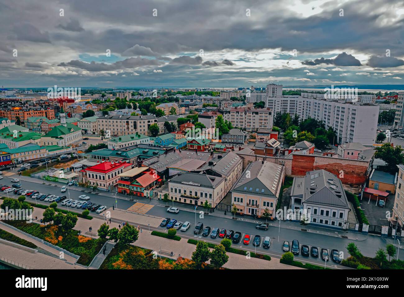 Vecchio quartiere Tatar. Tradizionale quartiere Tatar sulla riva del lago Kaban a Kazan. Una bella vista di Kazan dall'alto. Foto Stock