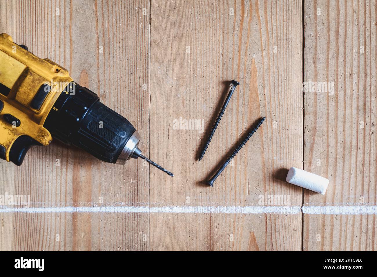 Fissaggio di pavimenti in legno, viti, gesso e cacciavite, costruzione di case in legno Foto Stock
