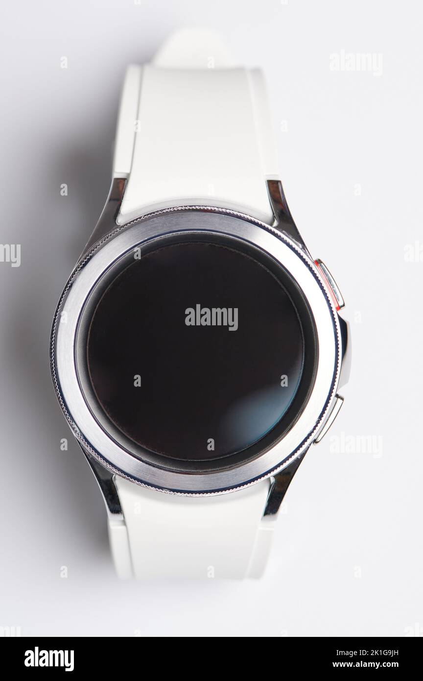 Smartwatch con display rotondo con braccialetto bianco isolato Foto Stock
