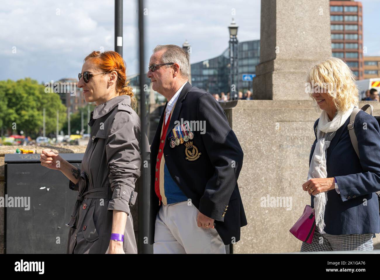 Londra, Regno Unito. 15th Set, 2022. L'uomo con medaglie e corpetto con bandiera di Unione attende in coda sul Ponte Lamberth per vedere la bara della Regina. Una grande folla di pianatori visita la Westminster Hall per vedere la caffetteria della Regina. (Credit Image: © Ian Davidson/SOPA Images via ZUMA Press Wire) Foto Stock