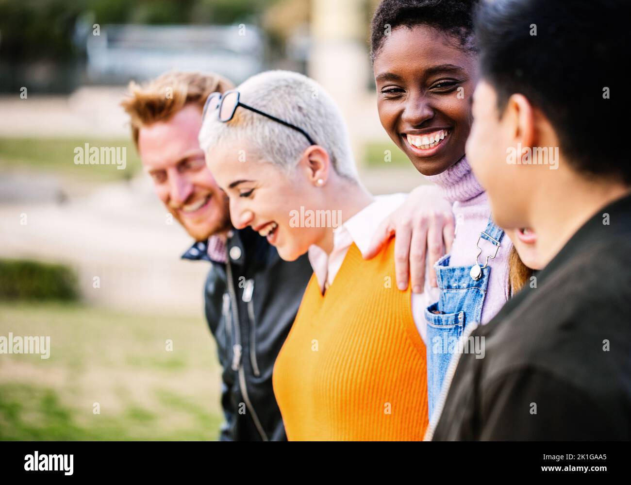 Gruppo variegato di giovani che si divertono insieme all'aperto Foto Stock