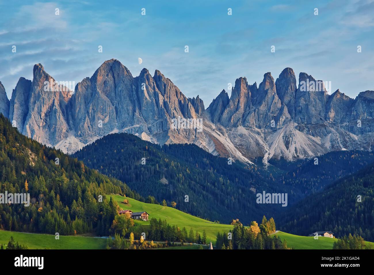 Valle Funes in montagna Dolomiti di notte. Stelle e chiaro di luna sulla catena montuosa di Odle Foto Stock