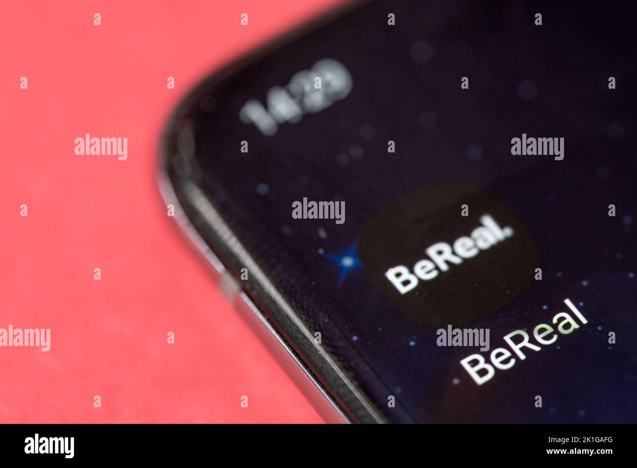 New york, USA - 13 settembre 2022: Nuovo social media alla moda Bereal app su smartphone schermo macro primo piano vista sfondo Foto Stock