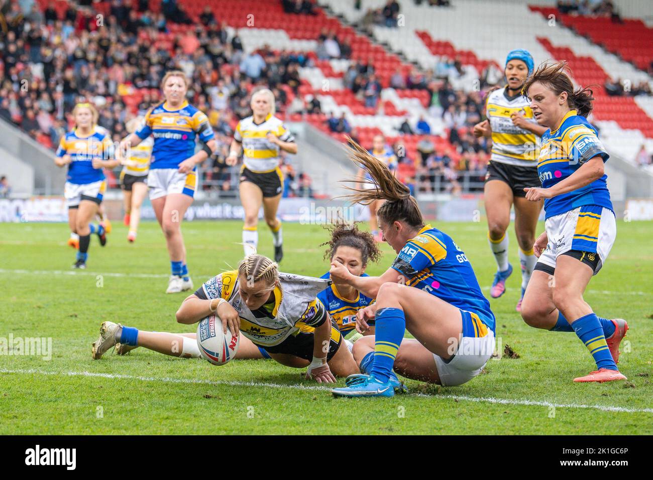 Sinead Peach of York City Knights Women va alla prova durante la finale di Betfred Women's Super League Grand Final York City Knights Women vs Leeds Rhinos Women al Totally Wicked Stadium, St Helens, Regno Unito, 18th settembre 2022 (Foto di Craig Thomas/News Images) in, il 9/18/2022. (Foto di Craig Thomas/News Images/Sipa USA) Credit: Sipa USA/Alamy Live News Foto Stock