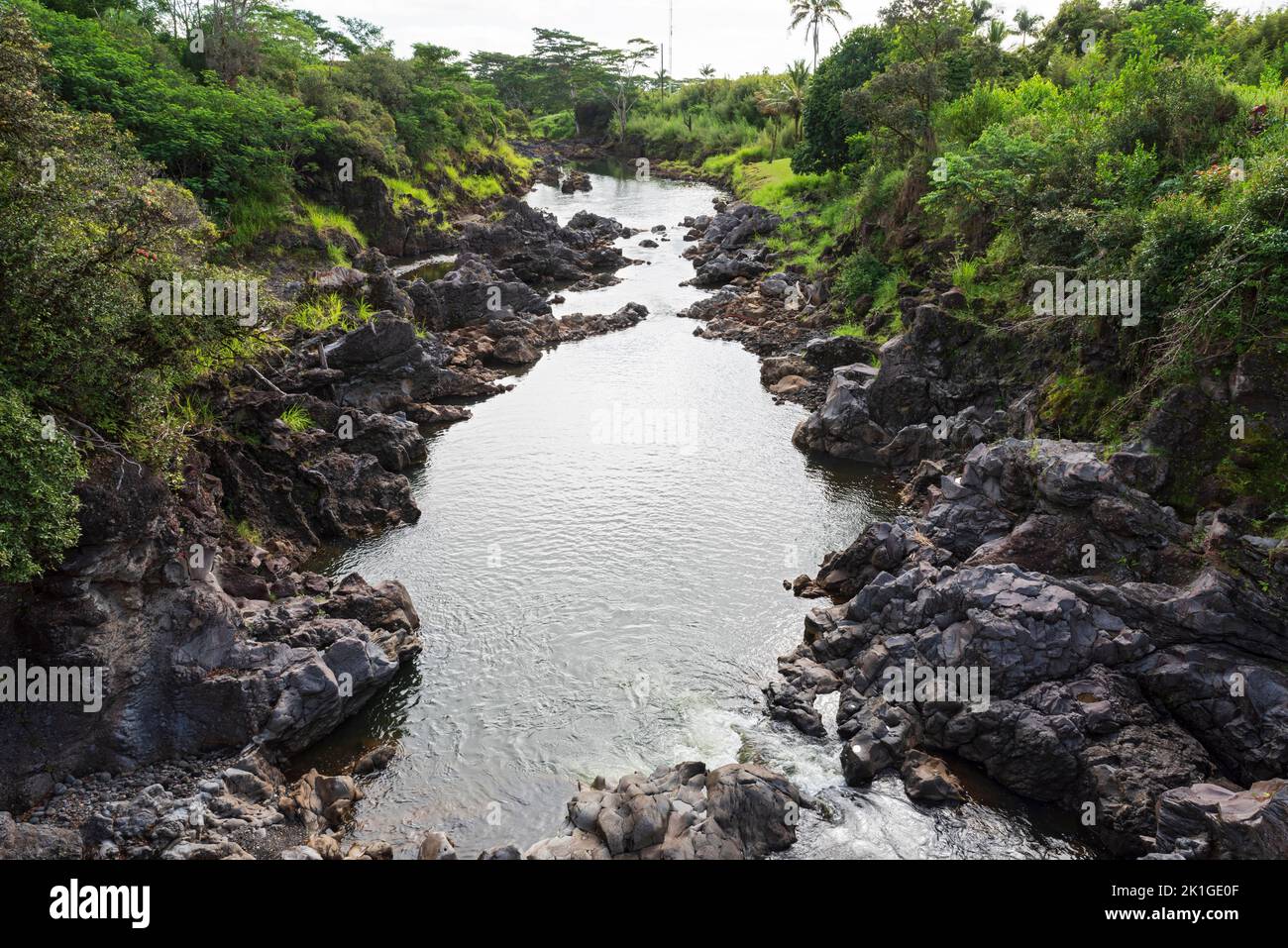 le rive rocciose del fiume wailuku sotto le cascate di wai'ale nel parco statale del fiume wailuku hilo hawaii Foto Stock