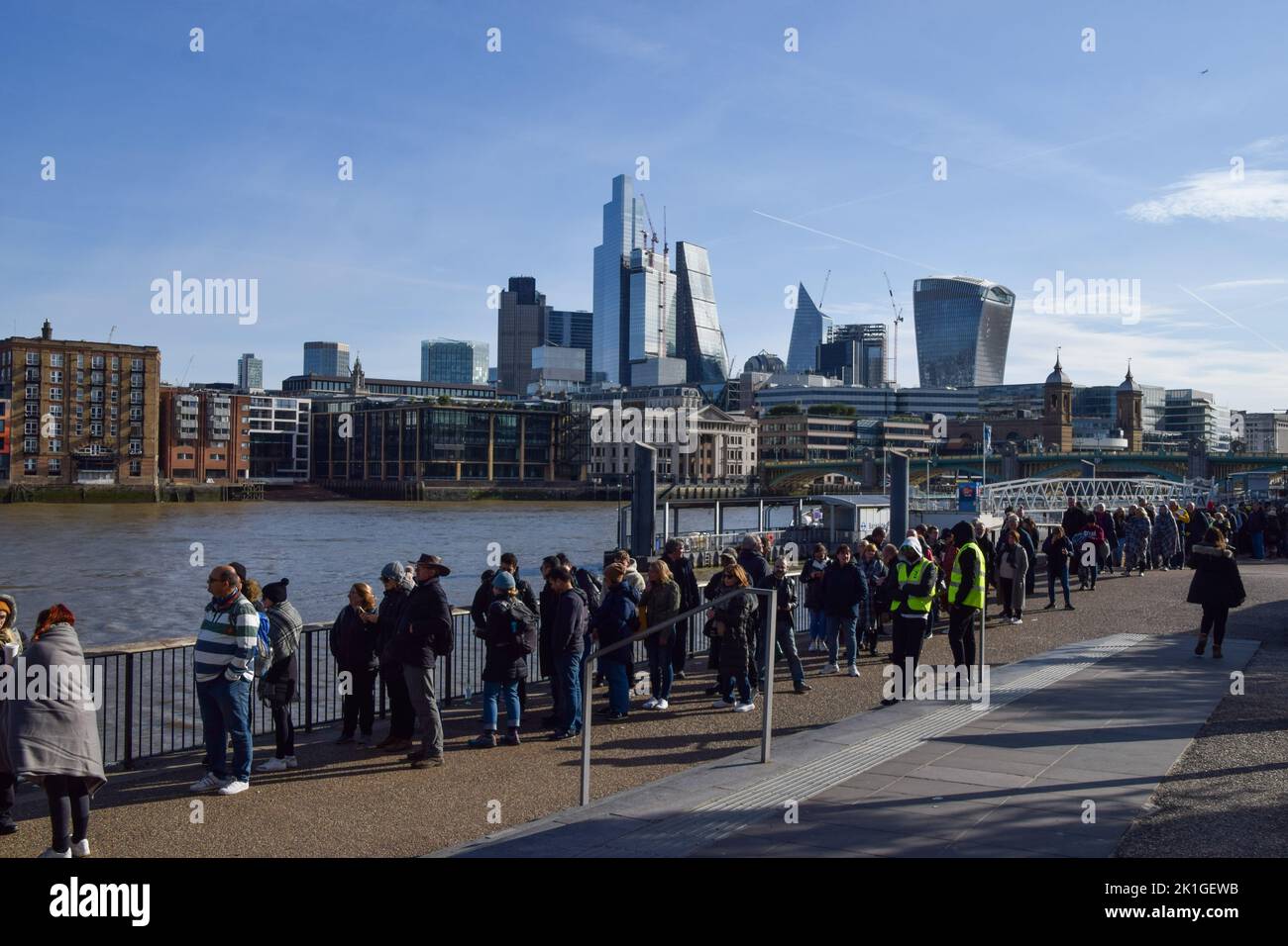 Londra, Regno Unito. 18th Set, 2022. I pianti aspettano vicino al Millennium Bridge. Le grandi folle continuano a fare la coda l'ultimo giorno della regina sdraiata nella Westminster Hall. Il funerale statale della Regina si svolge il 19th settembre. Credit: Vuk Valcic/Alamy Live News Foto Stock