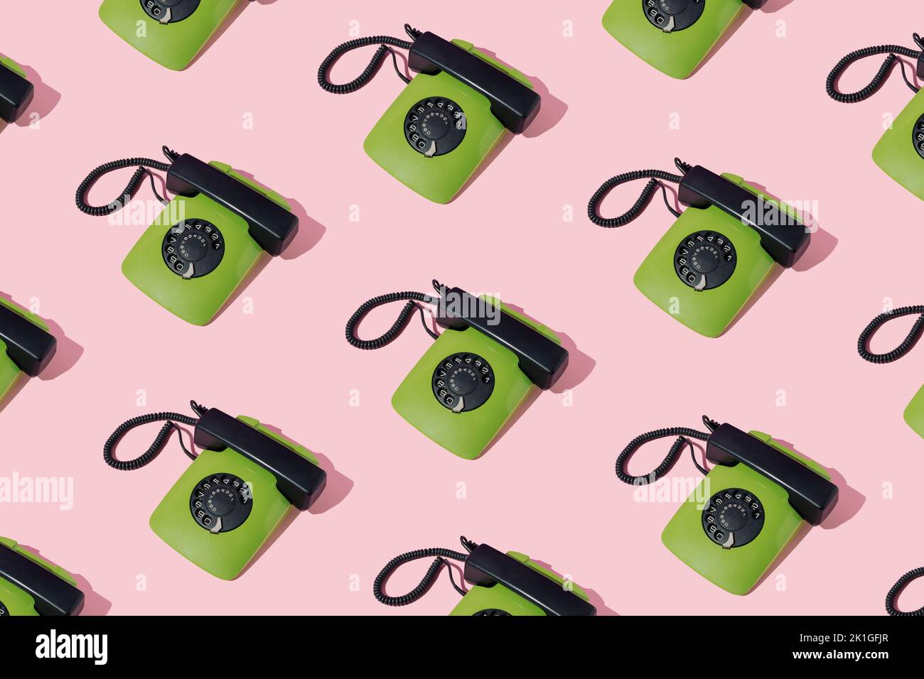 Quadrante girevole verde retrò da 80s mm con linea telefonica fissa su sfondo rosa. Concetto minimo. Foto Stock