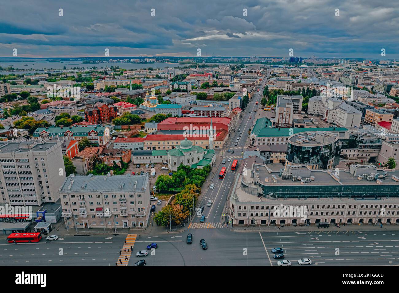 Via Moskovskaya in Kazan, Tatarstan. Strada con moschee, mercati, caffè, ristoranti, attrazioni, e alberghi. Paesaggio urbano estivo. Quartiere centrale degli affari Foto Stock