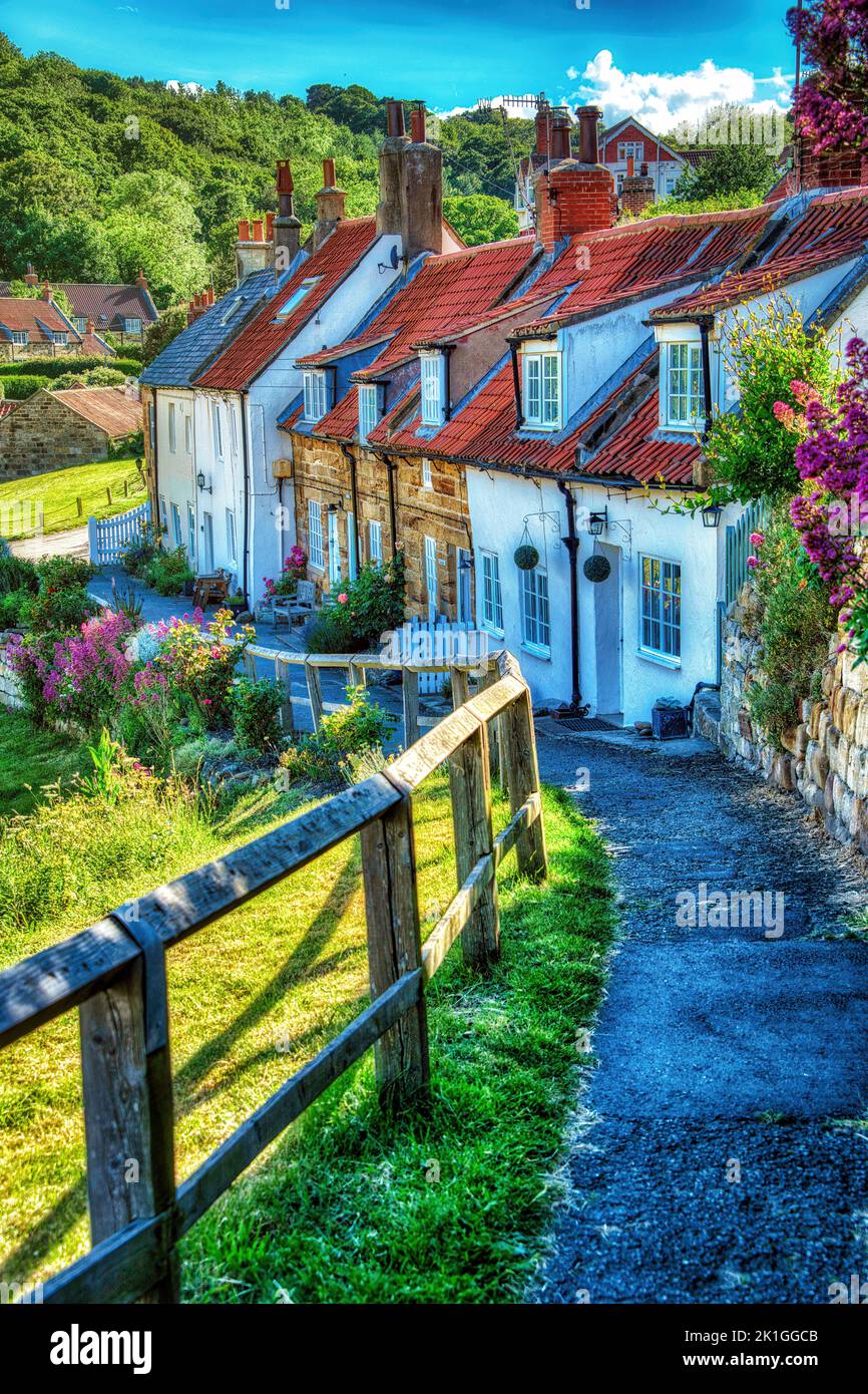 Sandsend si trova sulla costa settentrionale dello Yorkshire Foto Stock