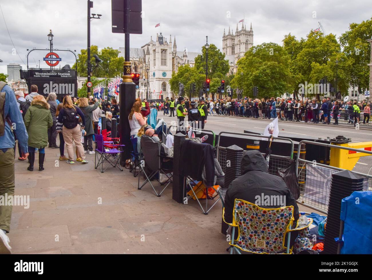Londra, Inghilterra, Regno Unito. 18th Set, 2022. I pianti aspettano su Whitehall. Centinaia di pianatori hanno allestito tende, letti improvvisati e posti a sedere per le strade di Westminster alla vigilia del funerale statale della Regina per garantire loro la migliore vista. (Credit Image: © Vuk Valcic/ZUMA Press Wire) Foto Stock