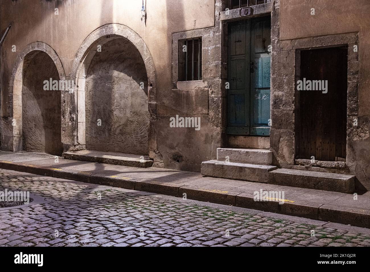 Porta e archi di notte nella città vecchia di Beaune, Borgogna Francia. Foto Stock