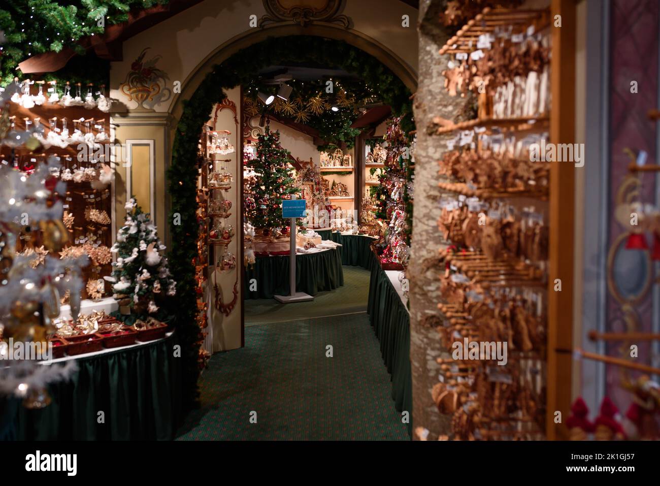 Oberammergau, Germania - 2021 ottobre: Il famoso negozio di Natale di Kathi Wohlfahrt nel villaggio bavarese di Oberammergau. Foto Stock