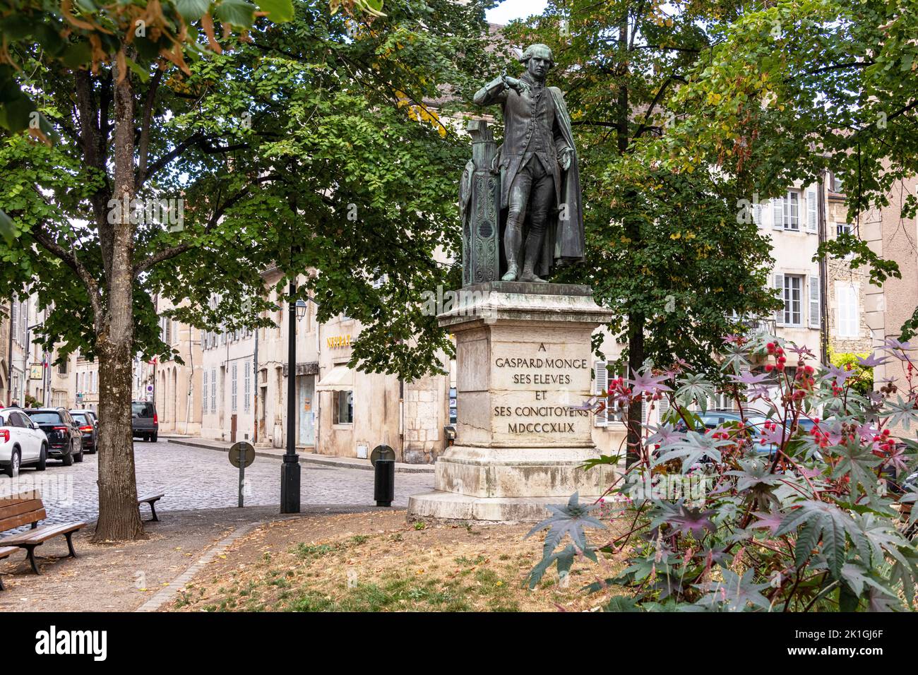 Una statua di Gaspard Monge matematico, Beaune, Borgogna Francia. Foto Stock