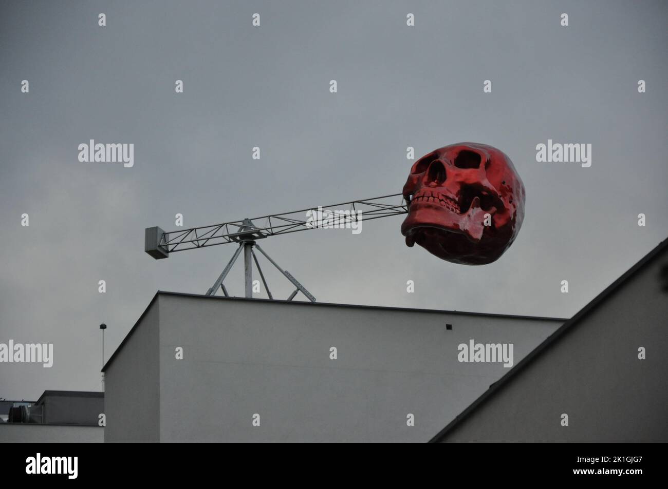 Un primo piano di un'installazione di un gigantesco cranio rosso in cima a un edificio di Praga, Repubblica Ceca Foto Stock