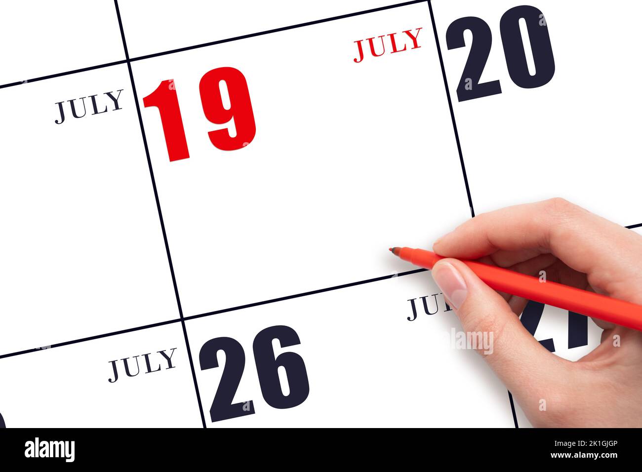 19th° giorno di luglio. Una mano che tiene una penna rossa e indica la data del calendario 19 luglio. Data calendario rossa, spazio copia, mockup. Mese estivo, giorno del Foto Stock