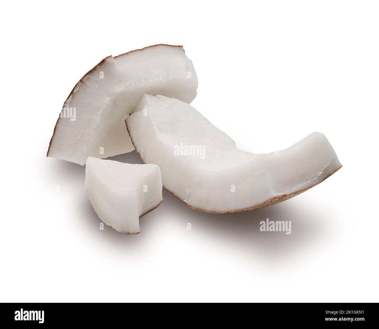 Pezzi di cocco isolati su sfondo bianco Foto Stock