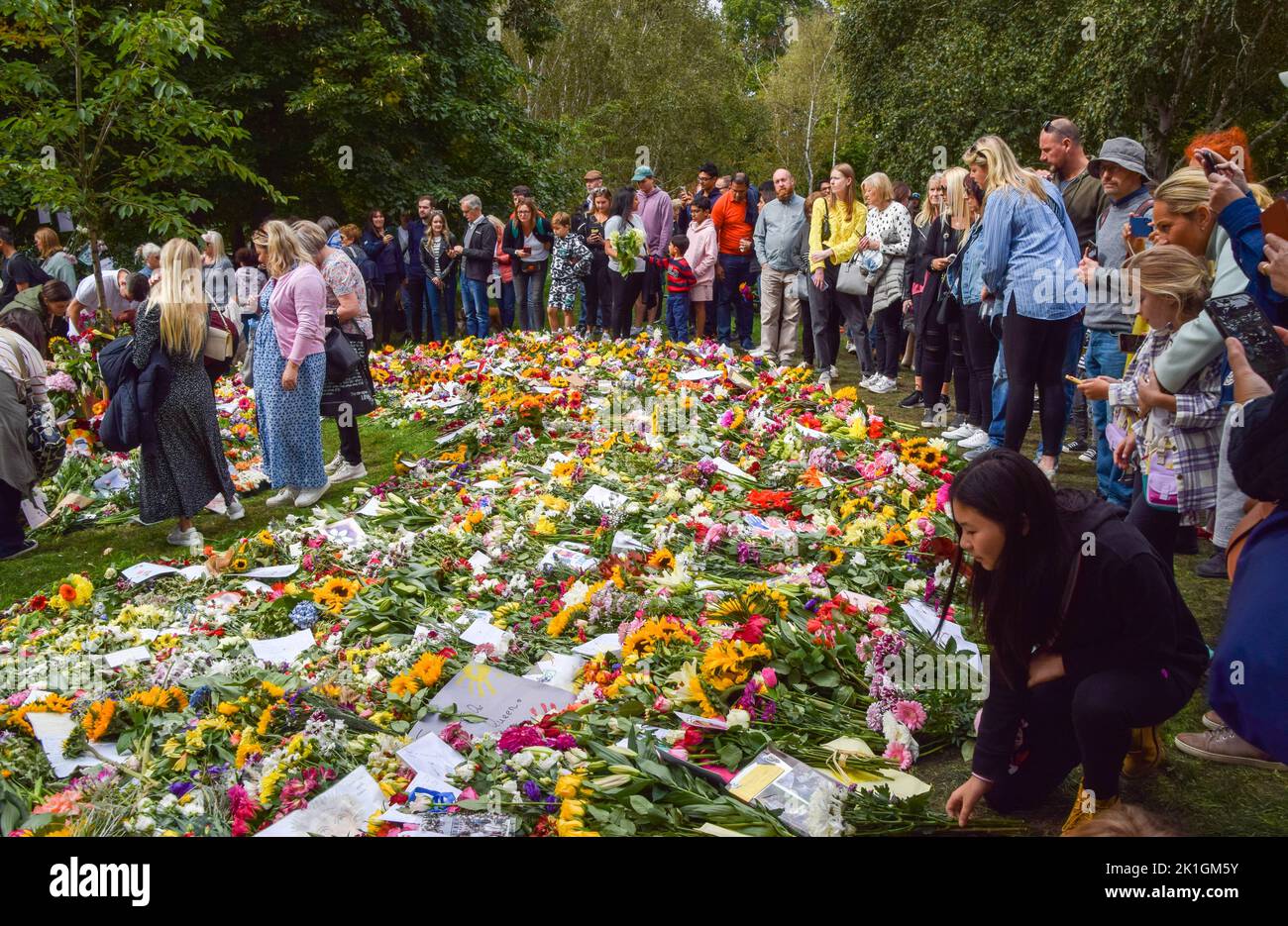 Londra, Regno Unito. 18th Set, 2022. Un nuovo giardino floreale tributo per la regina Elisabetta II è stato aperto a Hyde Park quando Green Park raggiunge la capacità. Migliaia di persone hanno visitato entrambi i parchi per rendere omaggio alla vigilia del funerale statale della Regina. Credit: Vuk Valcic/Alamy Live News Foto Stock