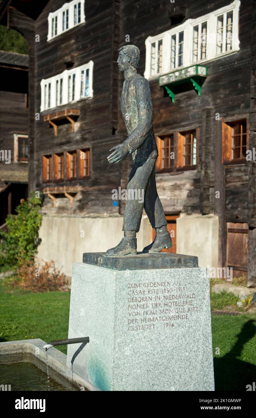 Fuori nel mondo, monumento a César Ritz, pioniere dell'industria alberghiera di lusso, nel suo luogo di nascita Niederwald, Goms, Vallese, Svizzera Foto Stock