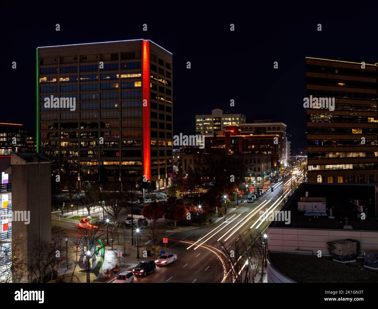 Edifici di Boise City di notte con semafori e auto Foto Stock